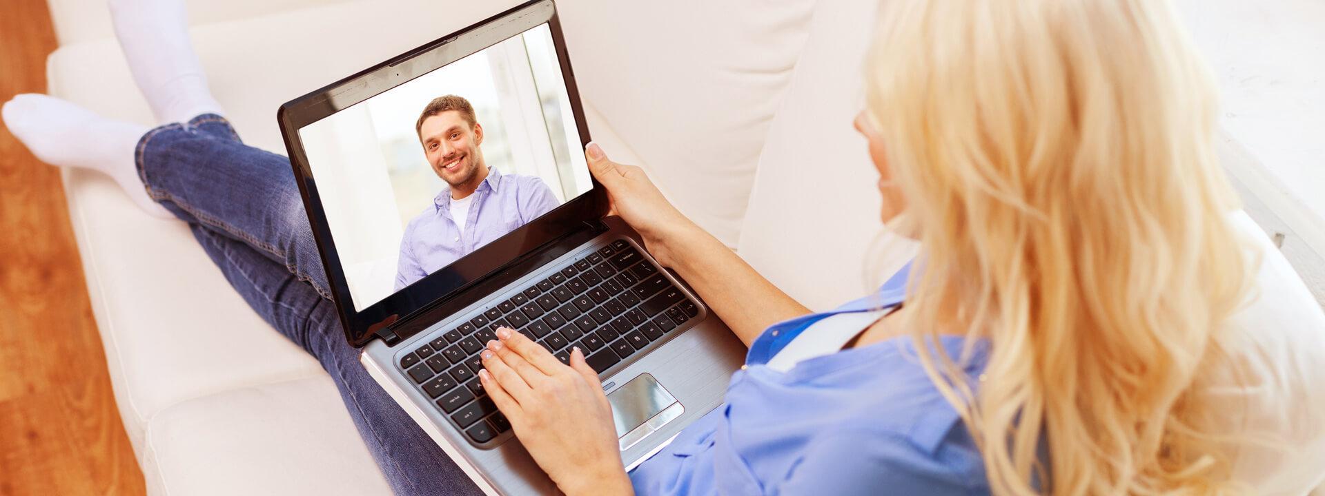 Skype-Unterhaltung Per Video-Chat unterhalten